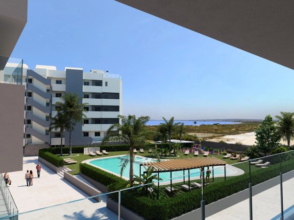 Uitzicht op het zwembad en het gebouw vanaf het appartement terras in Santa Pola, Costa Blanca Zuid.