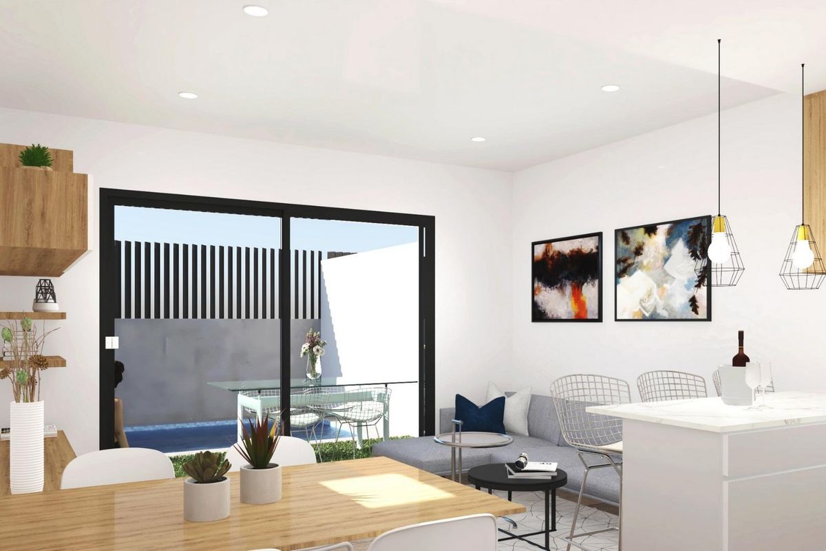 Uitnodigende eetruimte in een stijlvolle townhouse, met moderne decoratie en toegang tot de patio in San Javier.