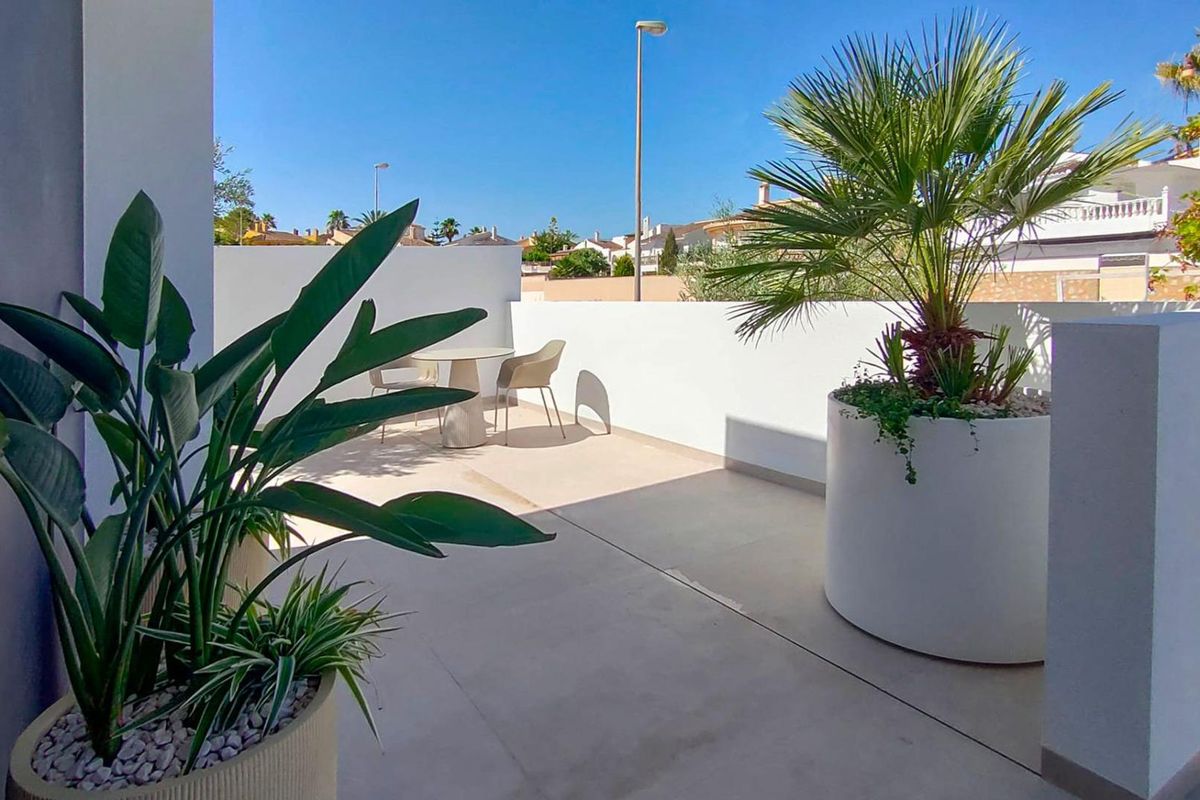 Aangename buitenruimte met groen bij een villa met 5 slaapkamers in Rojales, perfect voor bijeenkomsten en ontspanning.