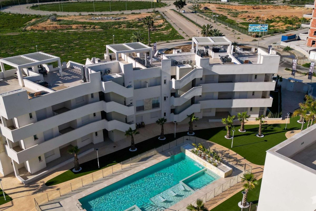 Luchtfoto van appartementen nabij water en groen in Guardamar del Segura, Costa Blanca Zuid.