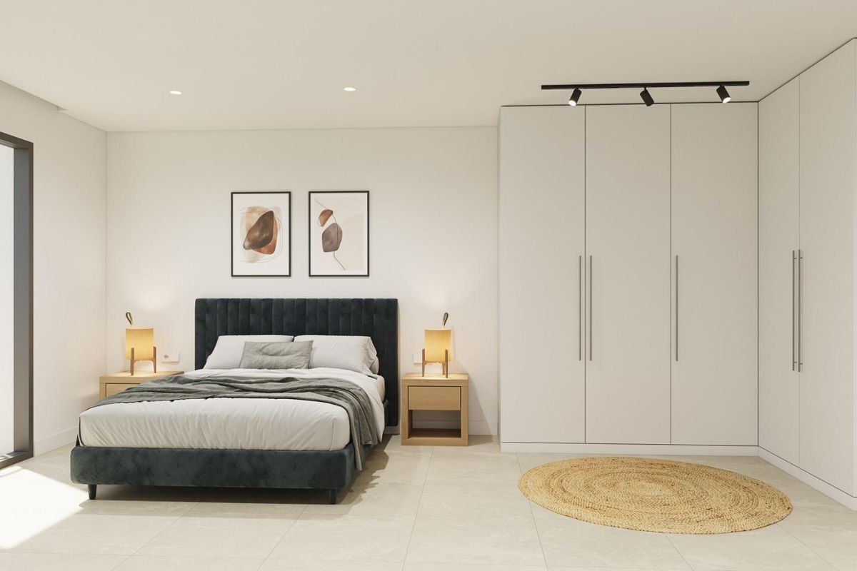 Heldere slaapkamer met schuifdeuren naar een balkon, met moderne meubels in een appartement in Pilar de La Horadada.