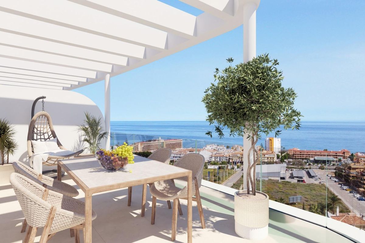 Modern terras met eetruimte en uitzicht op de oceaan, ideaal voor ontspanning in Mijas.