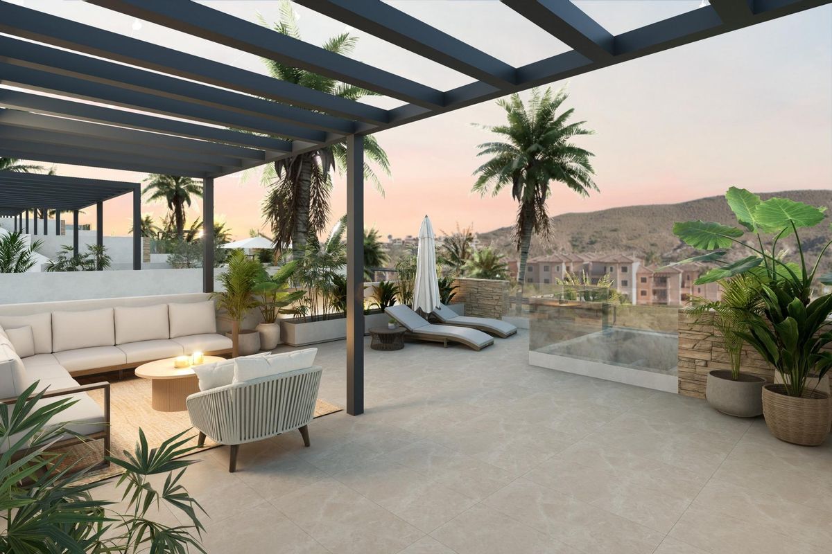 Stijlvol terras met gezellige zitgelegenheid en uitzicht op het zwembad bij een villa in Costa de Almeria, perfect om te ontspannen.