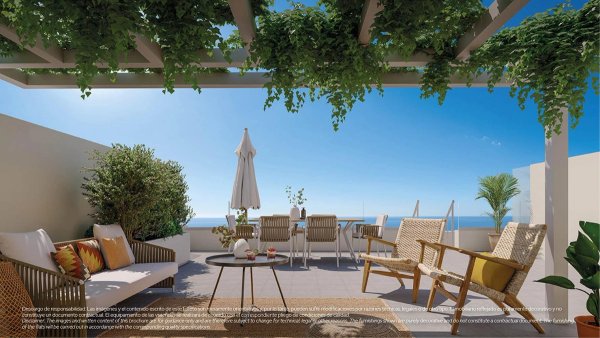 Prachtig terras met eetruimte in een 3-slaapkamer penthouse met uitzicht op Benalmádena, Costa del Sol.