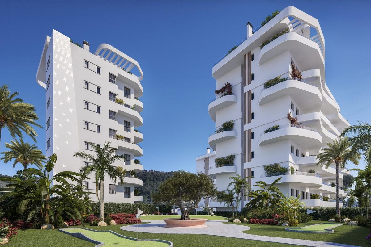 Stijlvolle buitenkant van appartementen met weelderige tuinen in Villajoyosa, Costa Blanca North.