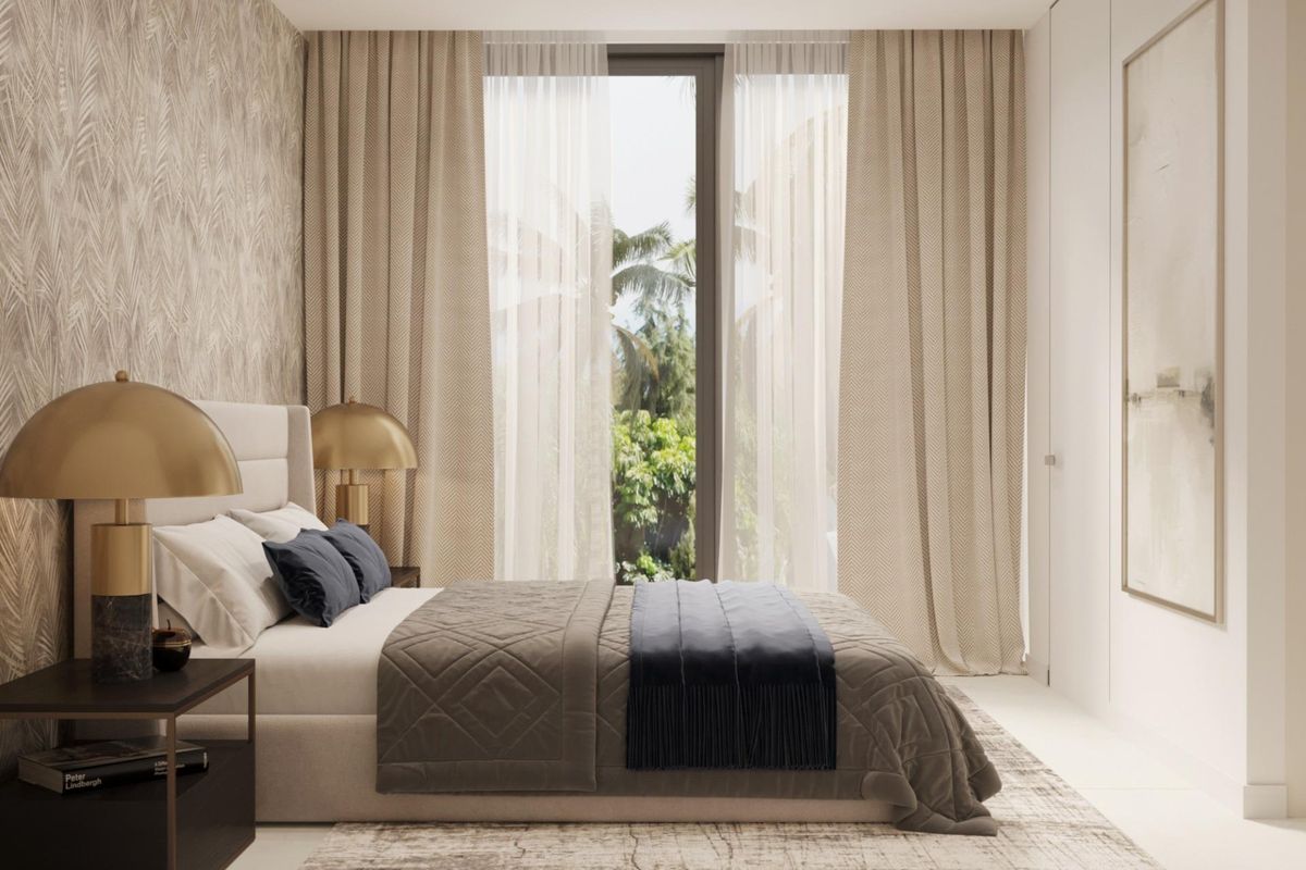 Luxe master bedroom in een villa in Marbella, met een groot bed en een schilderachtig uitzicht op het groen.