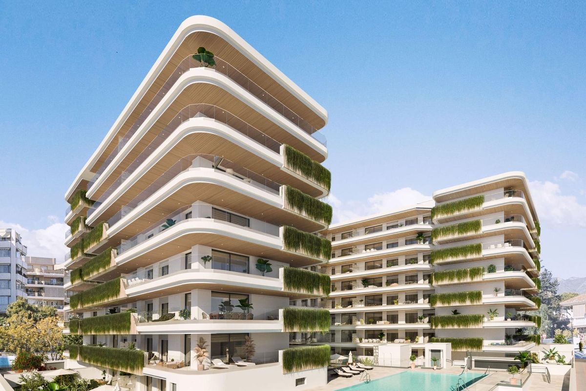 Stijlvol appartementengebouw met weelderig groen en een zonnig zwembad in Fuengirola, Costa del Sol, Spanje.