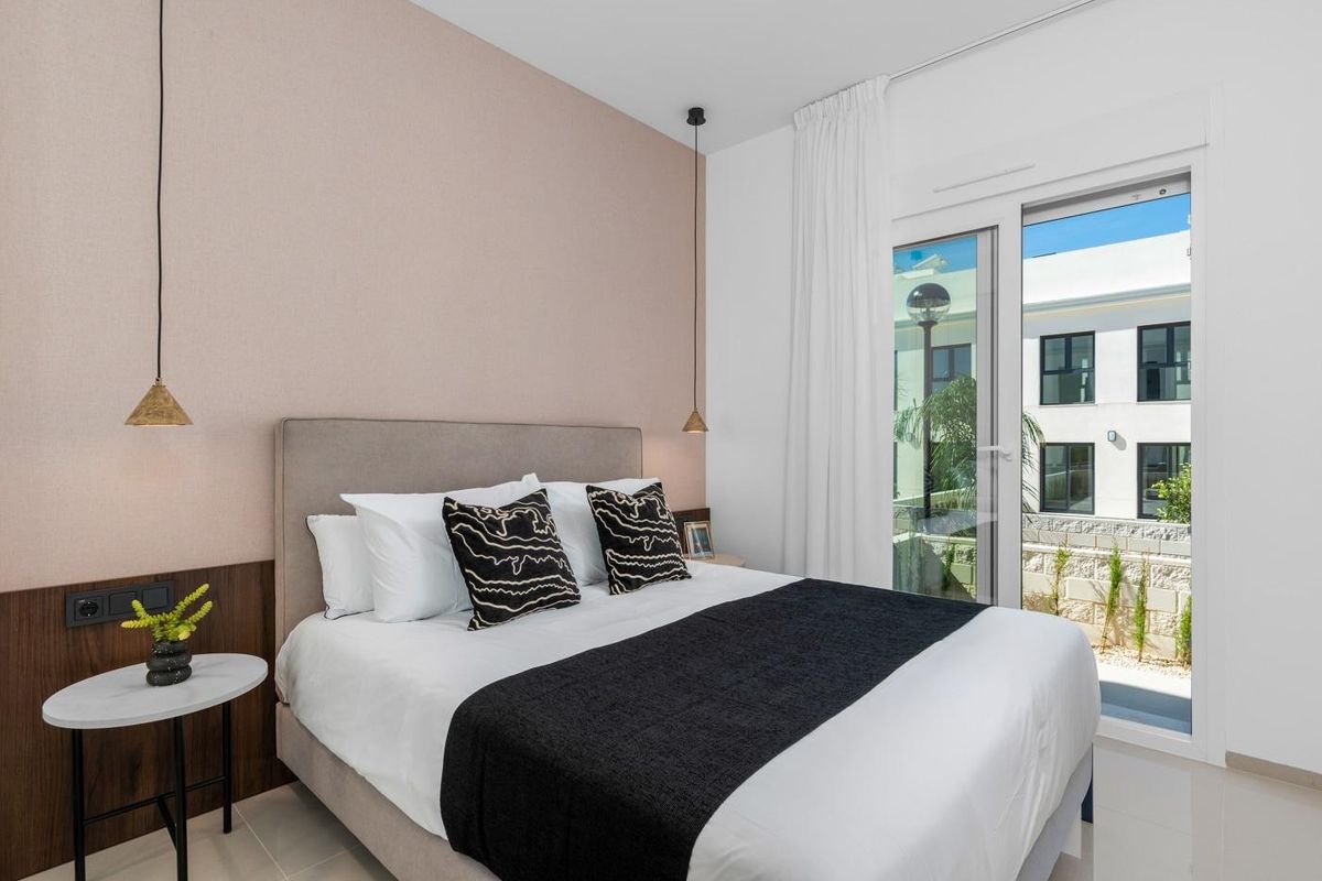 Gezellige slaapkamer met moderne decoratie en uitzicht op de tuin in een 2-slaapkamer bungalow in Rojales, Costa Blanca.