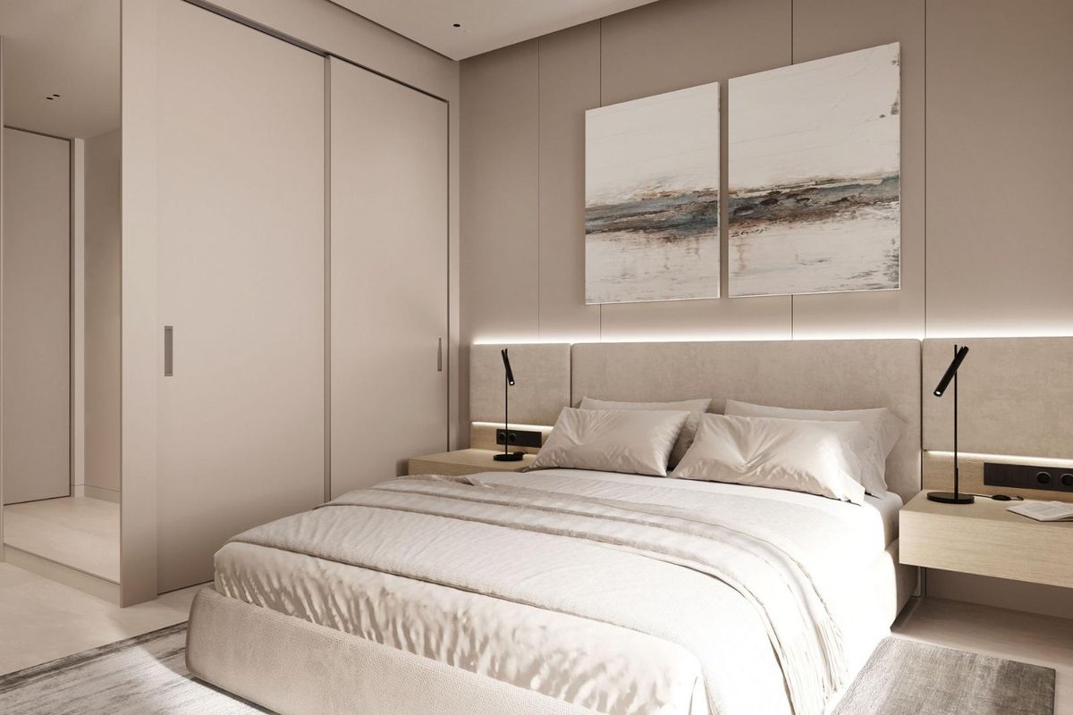 Stijlvolle slaapkamer in een 2-slaapkamer appartement in Estepona, met elegante decoratie en verlichting.
