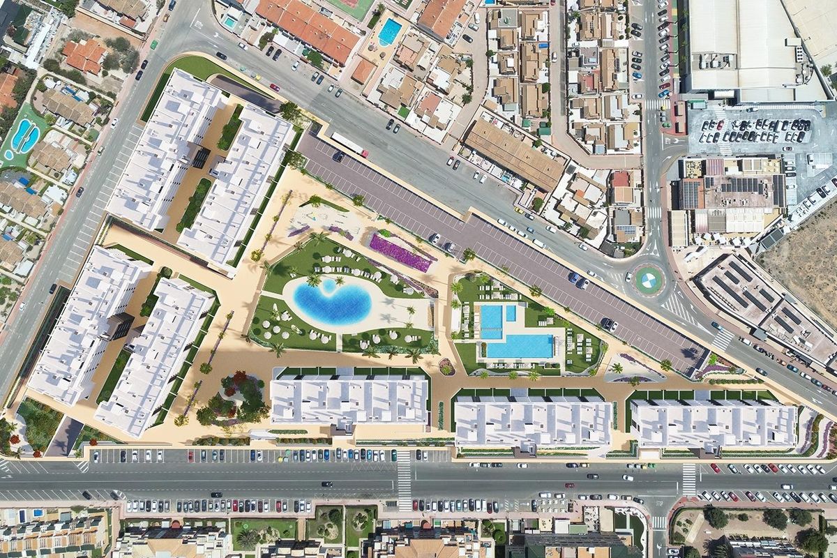 Luchtfoto van een moderne ontwikkeling met zwembaden en tuinen in Torrevieja, Costa Blanca South, Spanje.