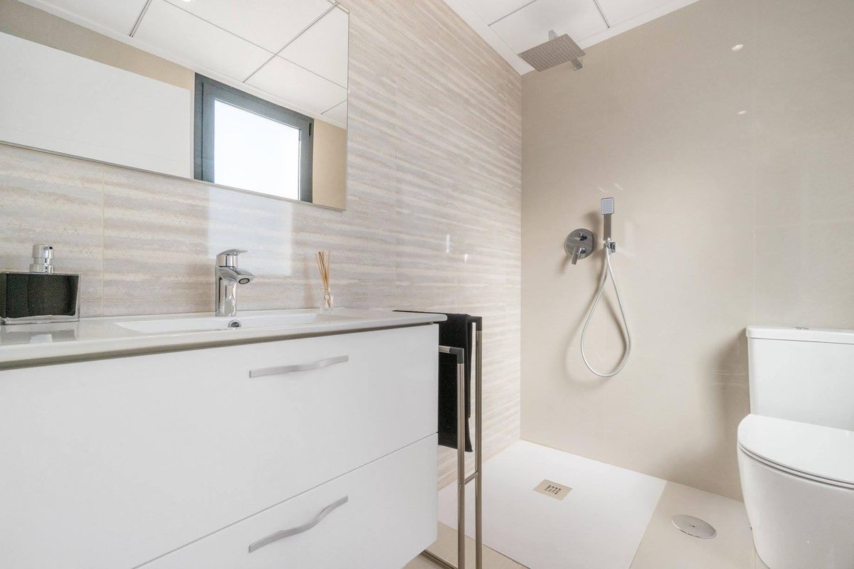 Moderne badkamer met een stijlvolle douche en wastafel in een 3-slaapkamer villa in Los Montesinos, Costa Blanca.
