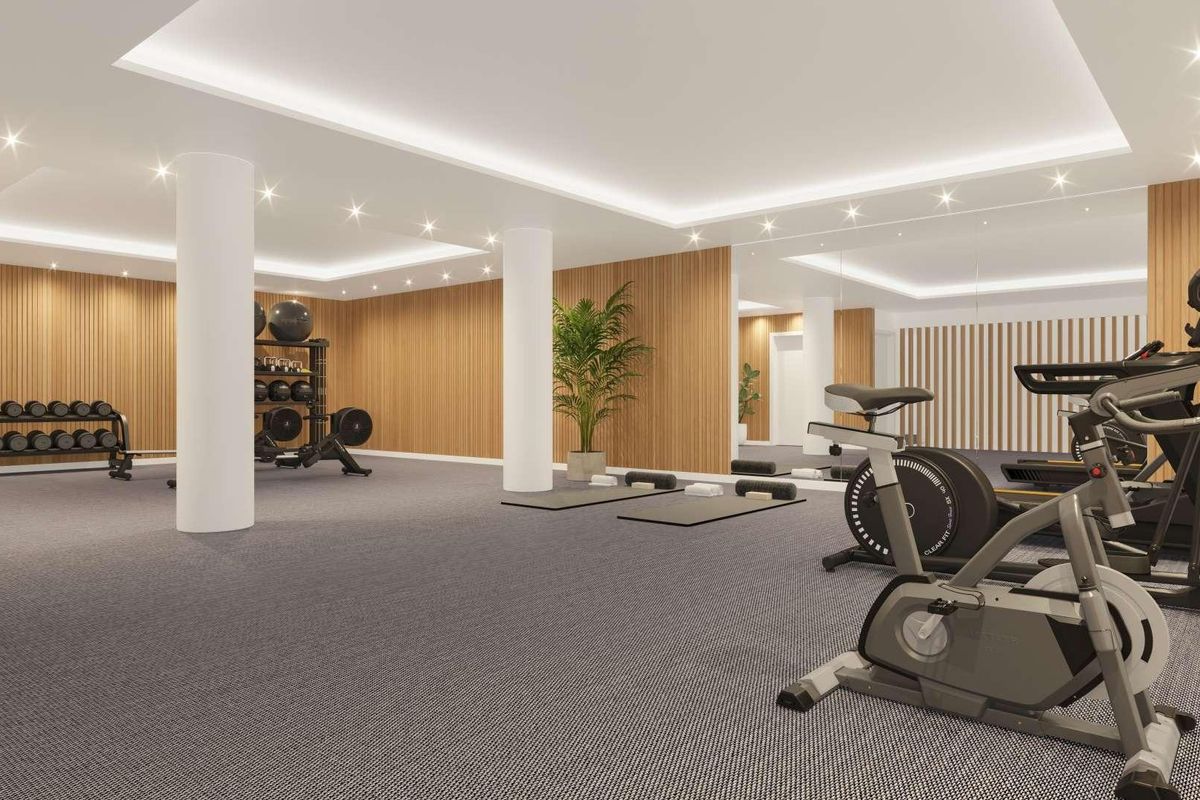 Moderne sportschool uitgerust met fitnessapparatuur en gewichten, perfect voor fitnessliefhebbers.