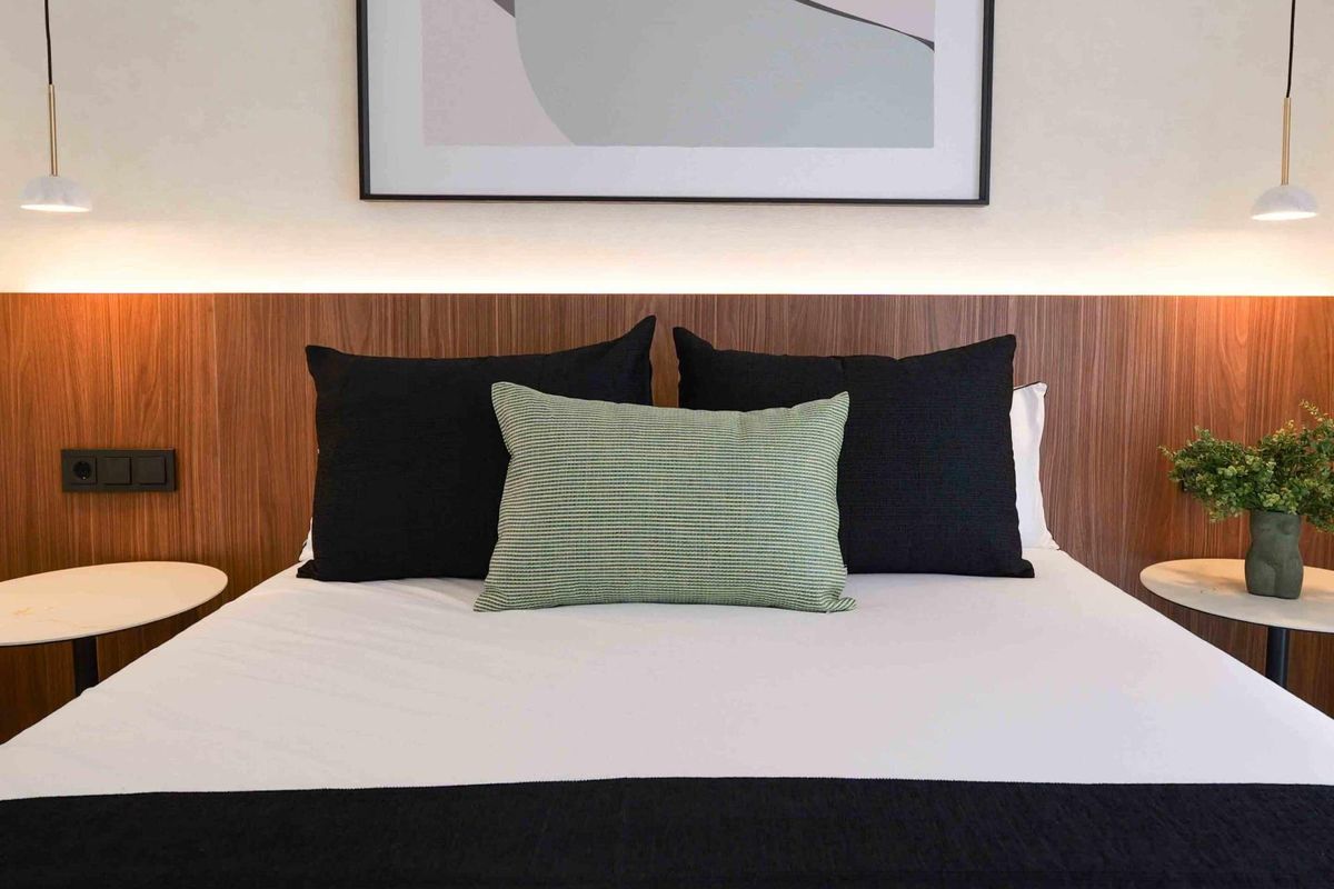 Dichtbijzicht van modern beddengoed en decoratieve elementen in een stijlvolle slaapkamer in Rojales, Costa Blanca Zuid, Spanje.