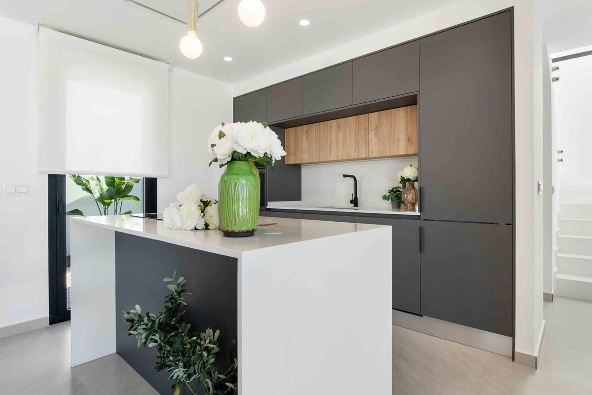 Moderne keuken in een 3-slaapkamer villa in Rojales, Costa Blanca Zuid, met stijlvolle kasten en bloemen.