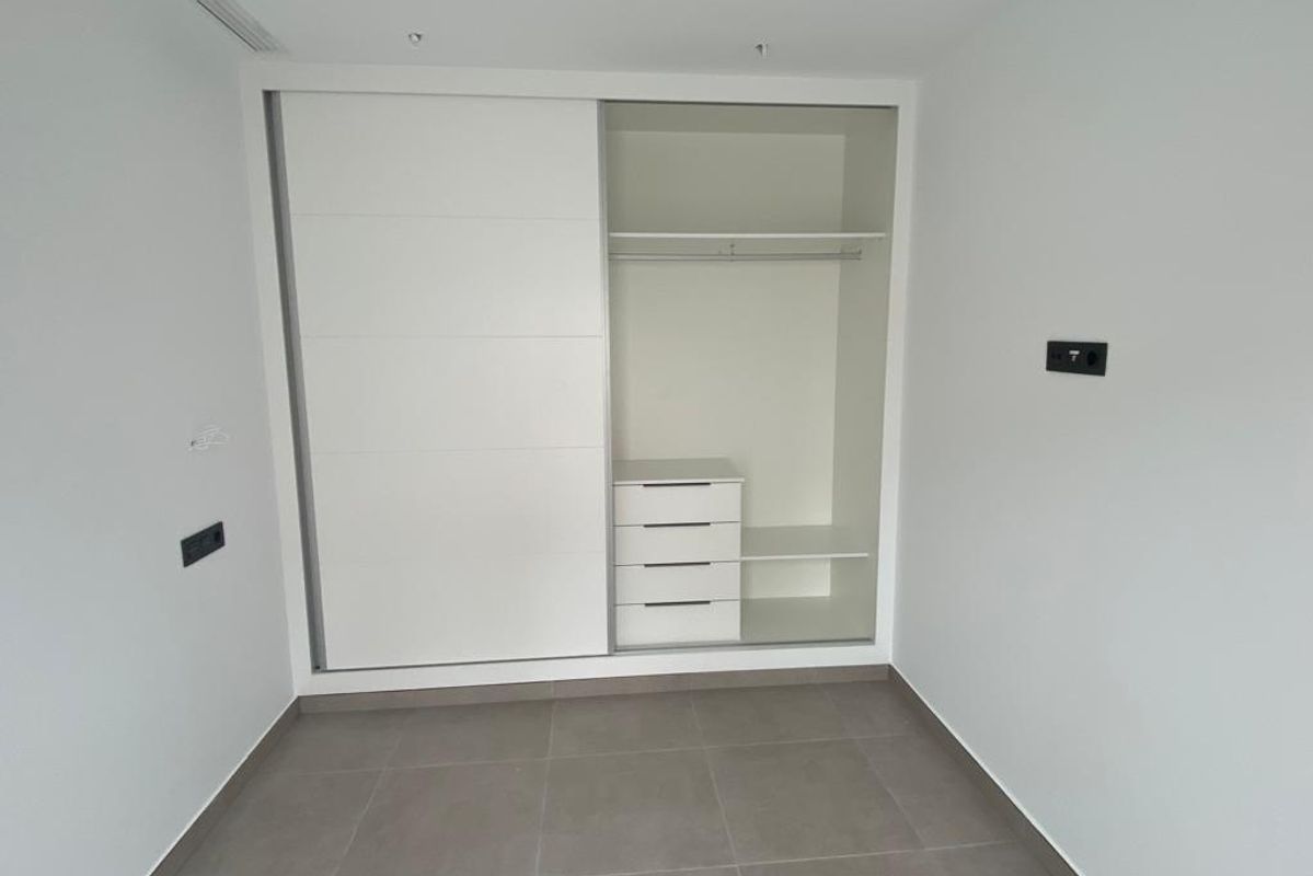 Lege moderne kast in een slaapkamer van een 3-slaapkamer villa in Los Alcazares, Costa Calida, Spanje.