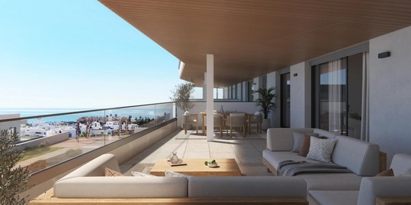 Ruime terras van een 3-slaapkamer appartement in Estepona, met buitenzitplek en zeezicht.