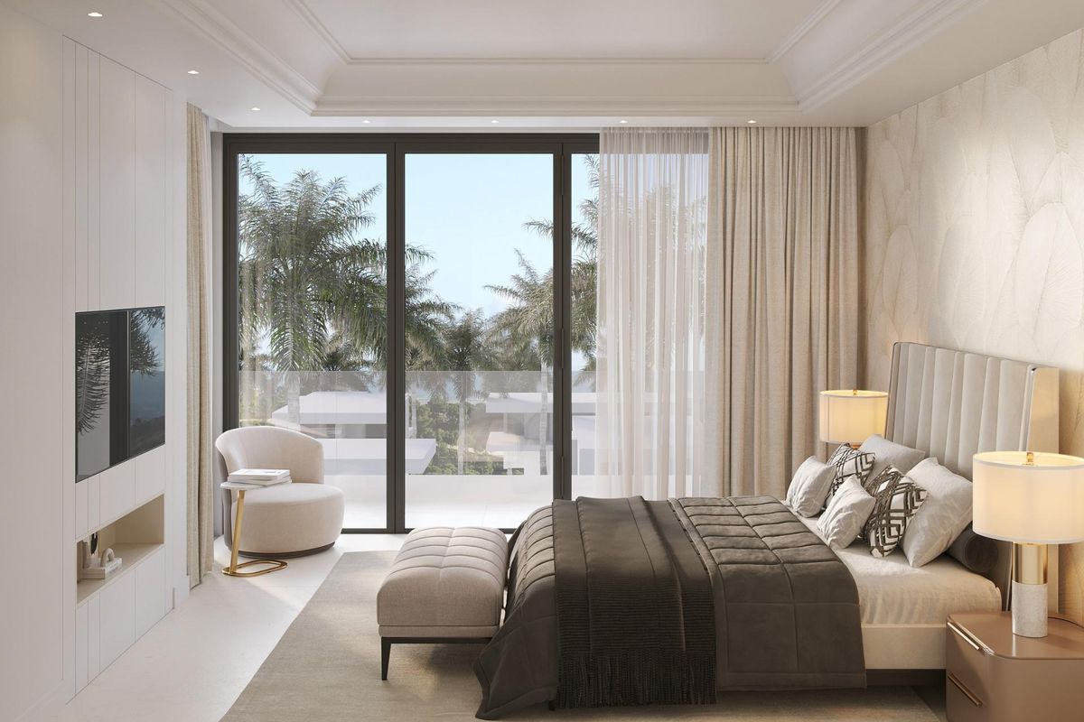 Chique slaapkamer in een villa in Marbella met een luxueus bed en grote ramen met prachtig uitzicht.