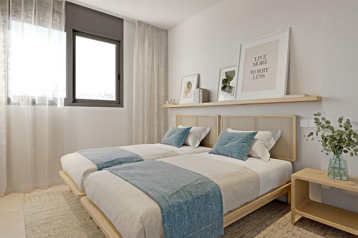 Heldere twin slaapkamer met moderne decoratie in een 2-slaapkamer penthouse in Estepona, ontworpen voor comfort en stijl.