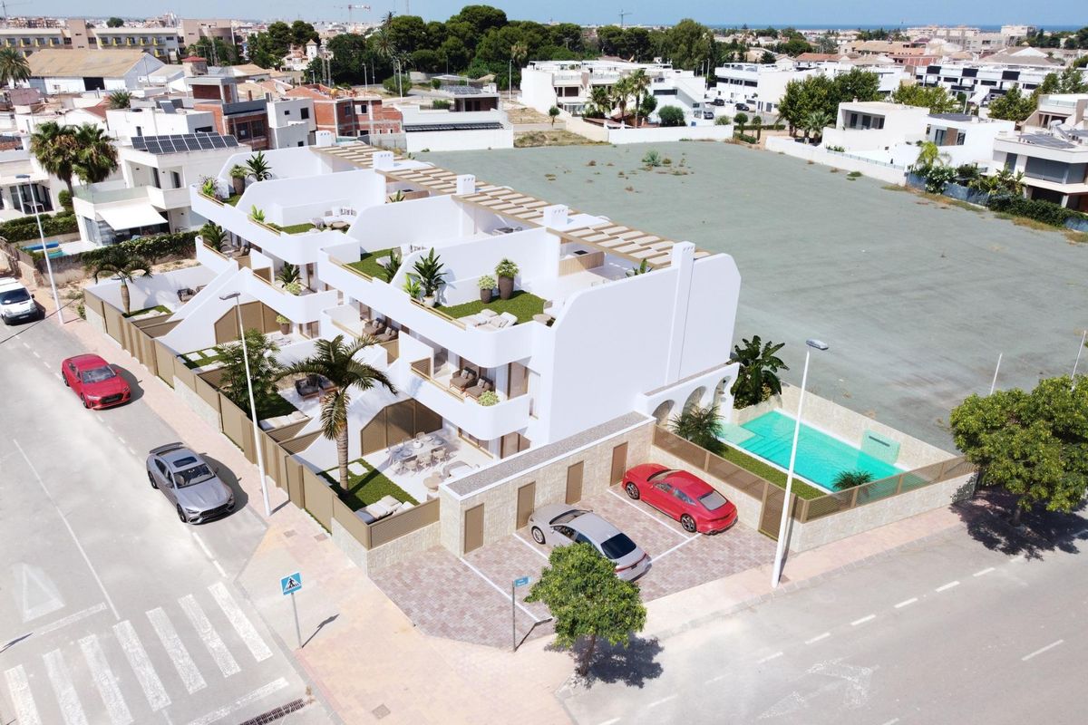 Overzicht van het driekamer appartement complex met zwembad en tuinen van bovenaf in San Pedro del Pinatar.