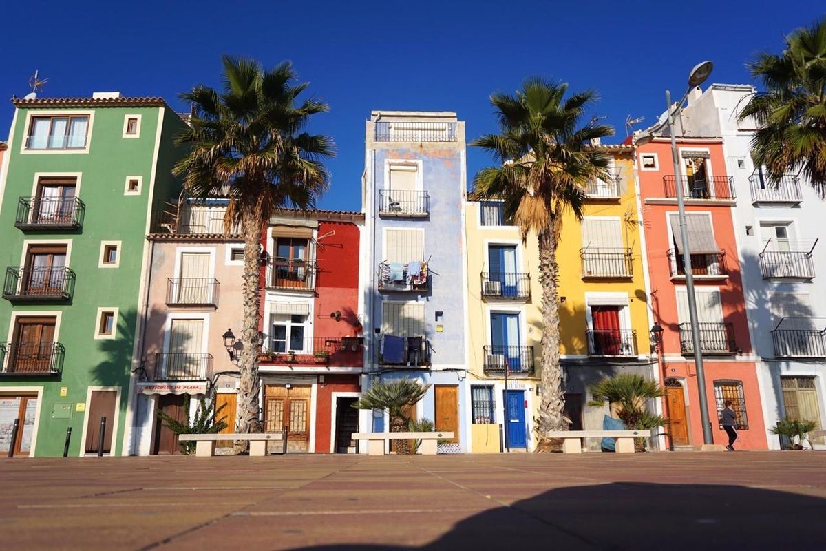 Charmante kleurrijke gebouwen in Villajoyosa, die de levendige architectuur en kustlevensstijl tonen.