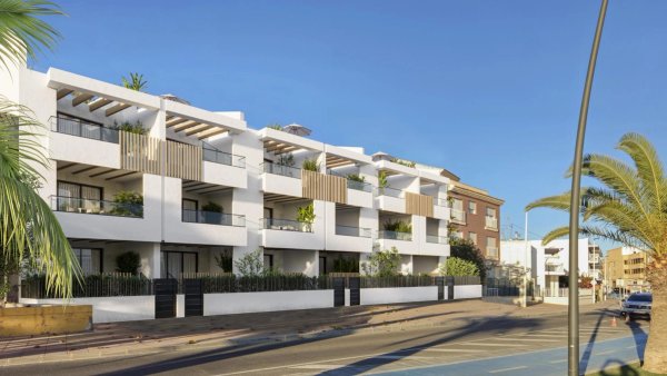 Buitenzicht op een moderne benedenwoning in San Pedro del Pinatar, met witte gevels en groene accenten.