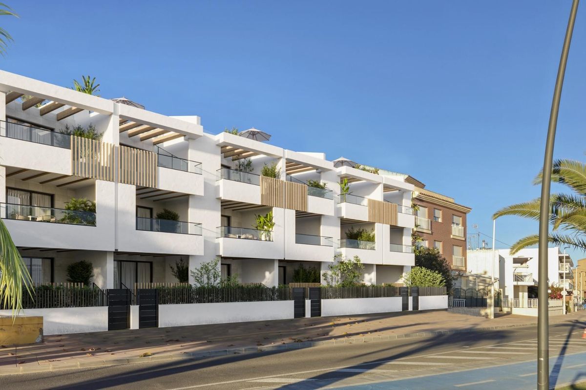 Moderne witte woning in San Pedro del Pinatar, met balkons versierd met groen.