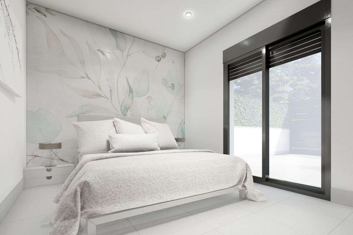 Stijlvolle tweede slaapkamer met bloemenaccentmuur en natuurlijk licht in een 3-slaapkamer townhouse in Torre Pacheco.