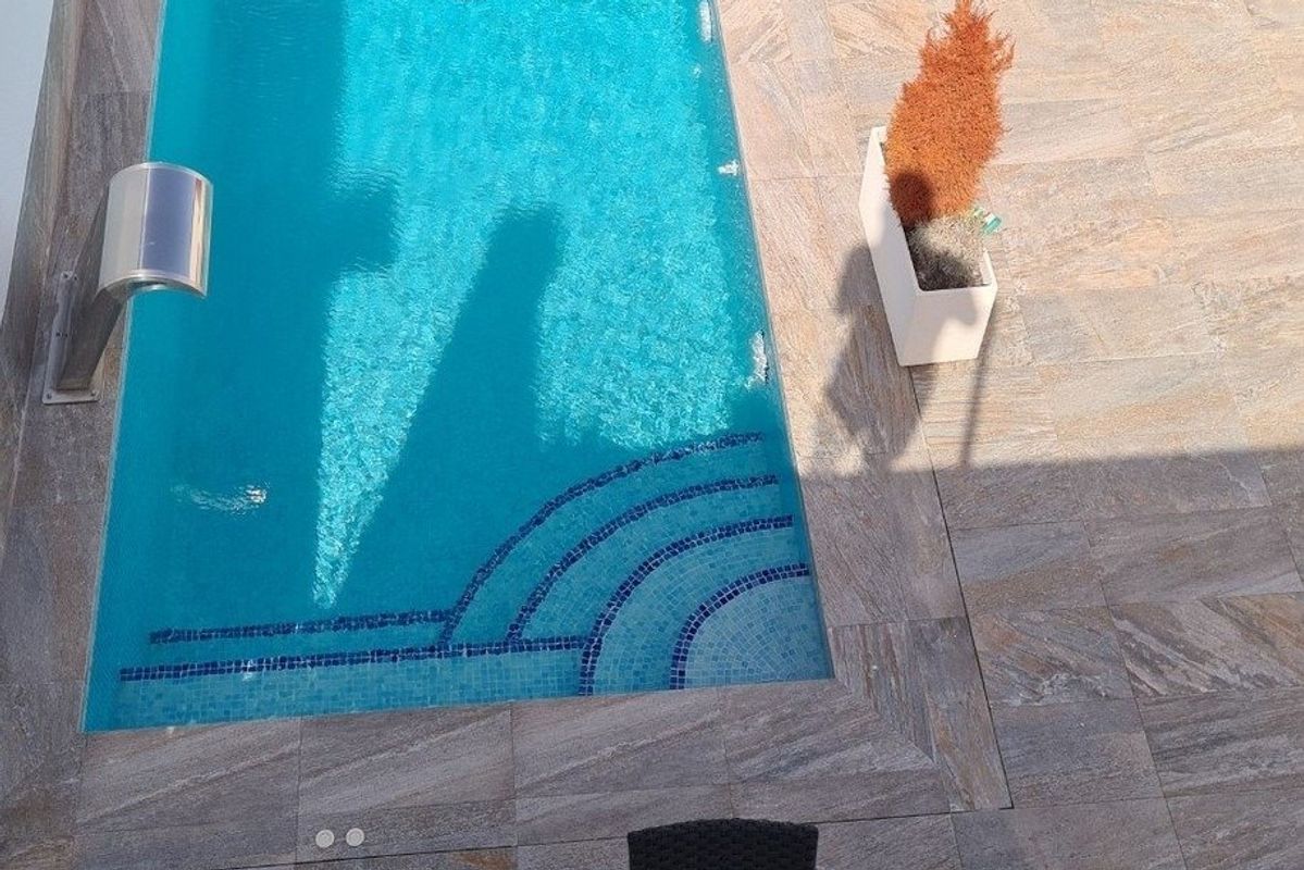 Privé zwembad in de tuin van de townhouse in Avileses, perfect voor ontspanning in de zon.