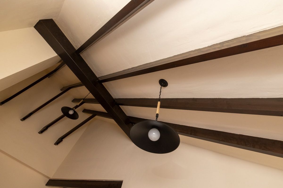 Plafondzicht met unieke houten balken in de woonkamer van een villa in Fuente Álamo.