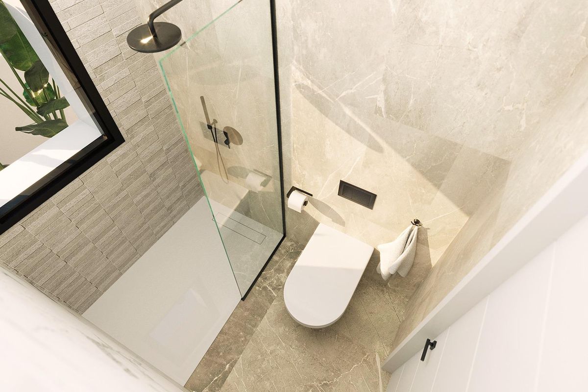 Stijlvolle badkamer met een glazen douche en moderne armaturen in een 2-slaapkamer appartement in Torrevieja.