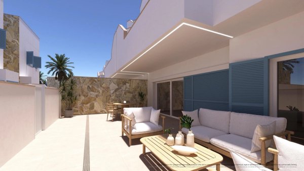 Ruimtelijk terras met comfortabele zitplaatsen, perfect om te ontspannen in Pilar de La Horadada, Costa Blanca.