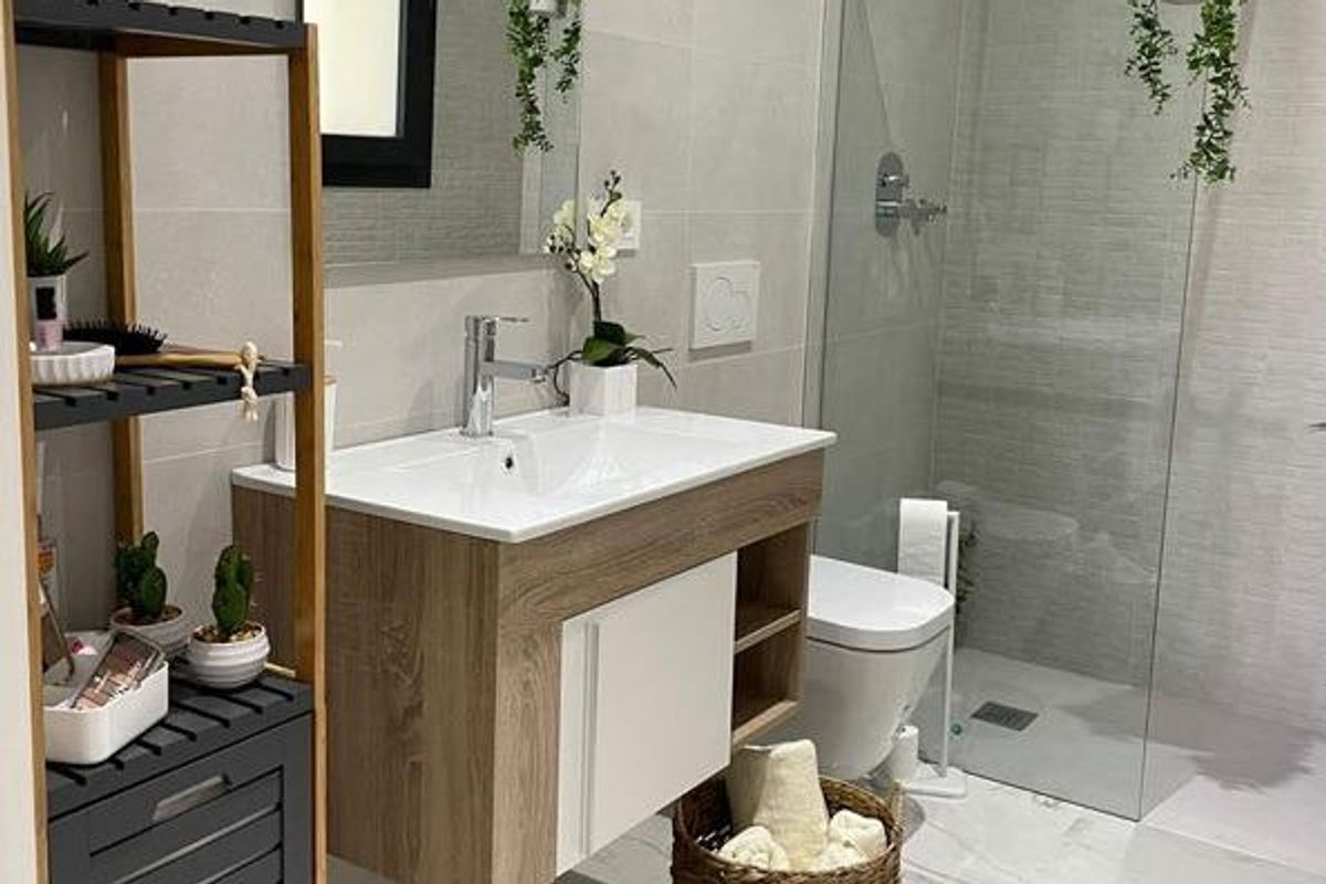 Modern badkamer met strak ontwerp en glazen douche in het appartement van Guardamar del Segura.