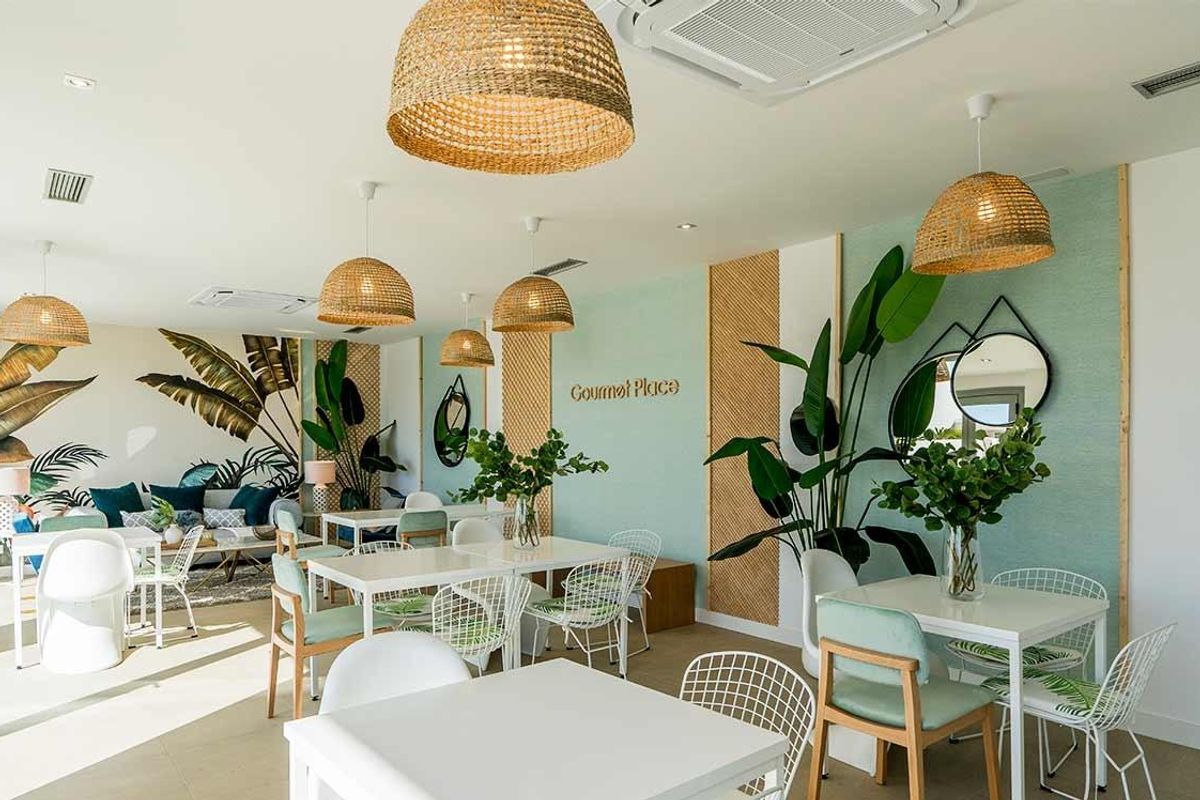 Chique gemeenschappelijke ruimte in een woning in Benalmádena met stijlvolle decoratie, perfect voor sociale bijeenkomsten en ontspanning.