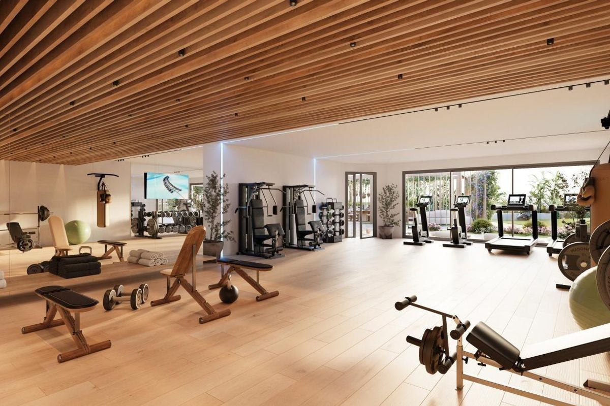 Moderne gym met verschillende fitnessapparatuur in Mijas, Costa del Sol, voor bewoners van een 3-slaapkamer appartement.
