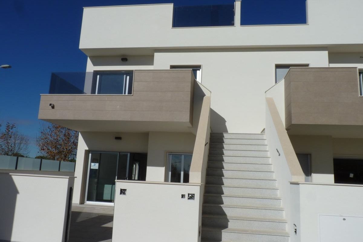 Gevel van een modern town house met balkons en trappen, gelegen in Pilar de La Horadada, Costa Blanca Zuid.