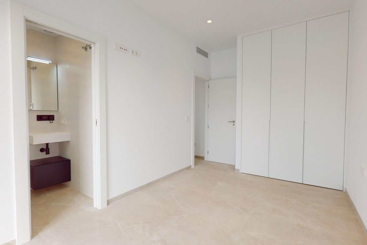 Ruime slaapkamer met inbouwkasten en een privébadkamer in een villa in Costa Calida.