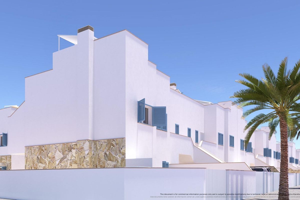 Moderne buitenkant van een bungalow met 2 slaapkamers met strakke lijnen in Pilar de La Horadada, Costa Blanca.
