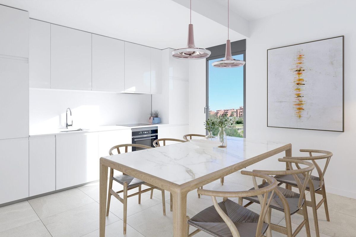 Moderne keuken met strak ontwerp en veel natuurlijk licht in een 2-slaapkamer appartement in Estepona.
