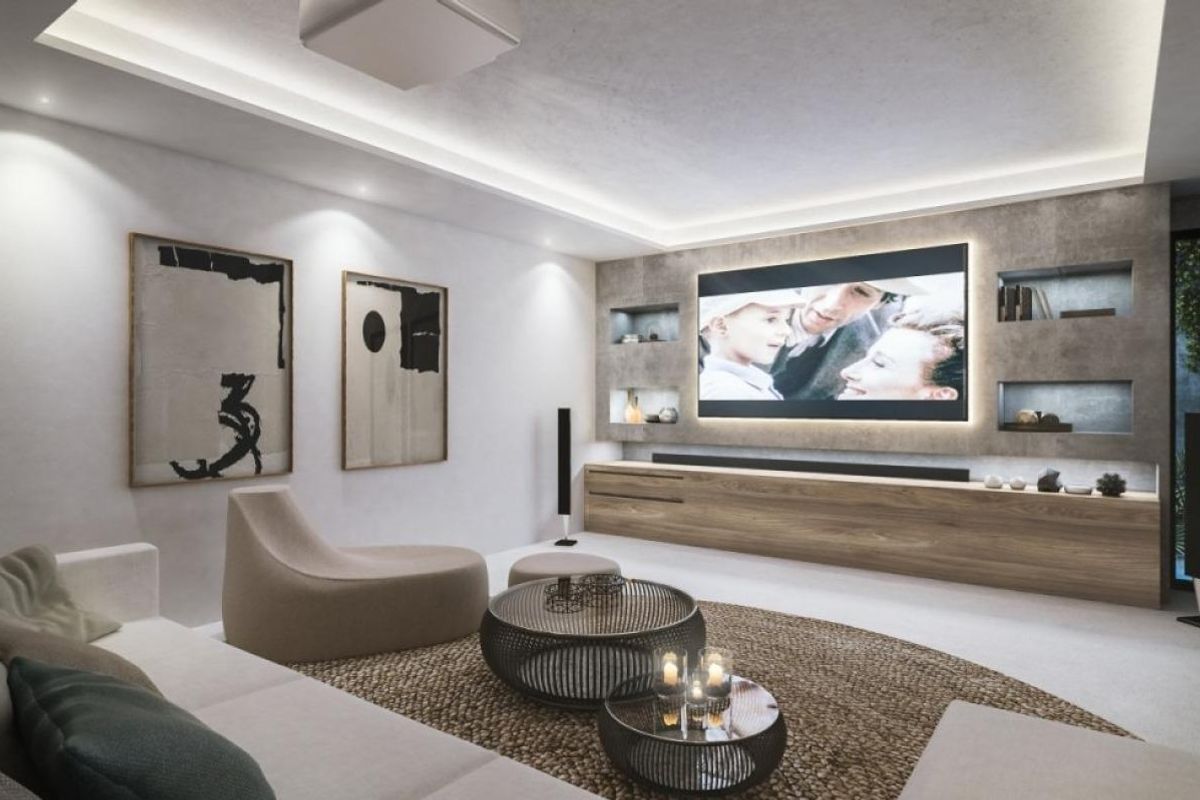 Moderne woonkamer met entertainmentopstelling in een 4-slaapkamer villa in Estepona.