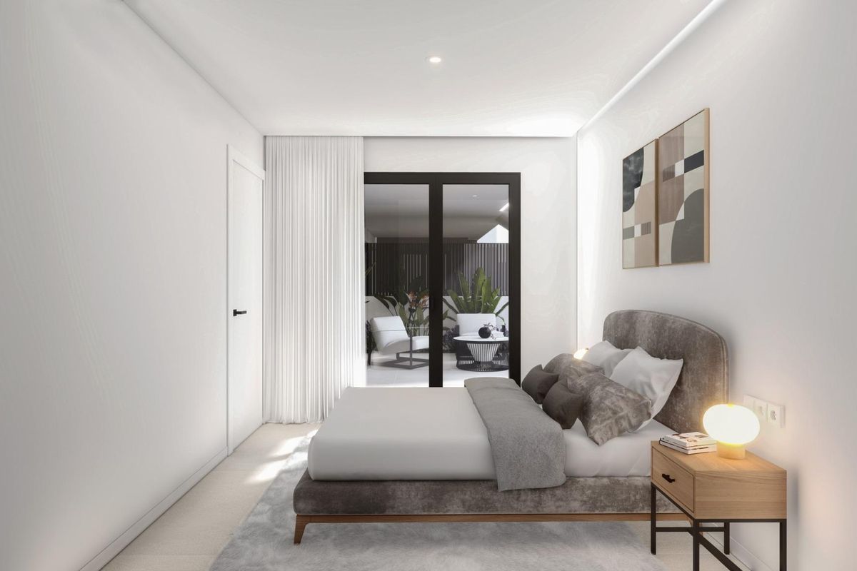 Moderne slaapkamer in een appartement op de begane grond, met een comfortabel bed en toegang tot een terras in San Pedro del Pinatar.