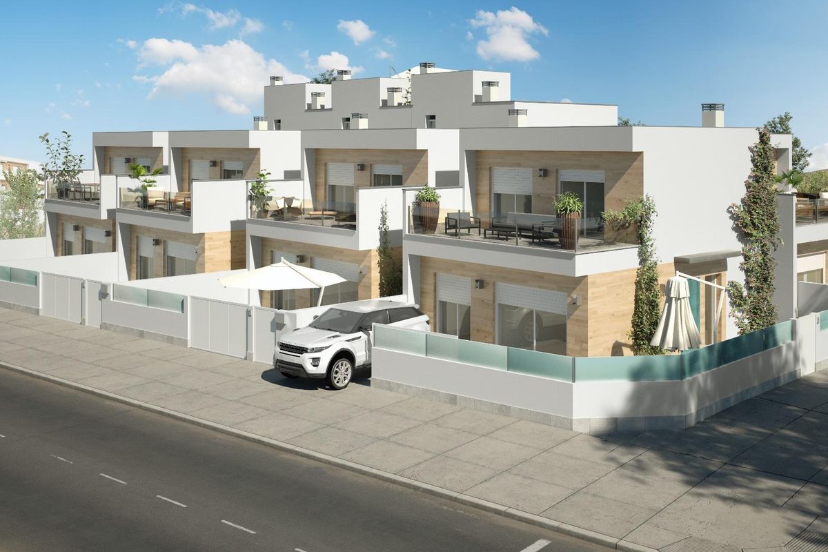 Gevel van de townhouses in San Pedro del Pinatar, met een moderne stijl en buitenruimtes.
