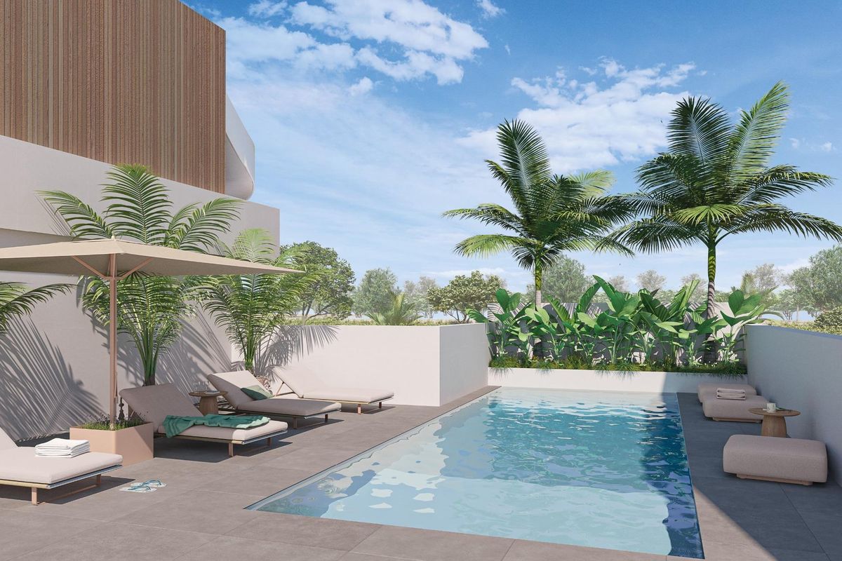 Aantrekkelijk zwembad met ligstoelen in de 3-slaapkamer townhouses van Pilar de La Horadada, omgeven door groen.