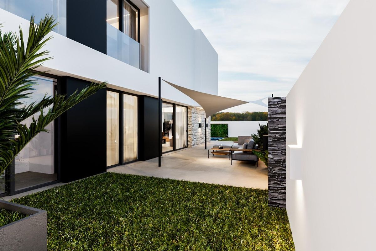Prachtig tuin gebied van een 4-slaapkamer villa in Orihuela Costa met groen gras en een modern design.