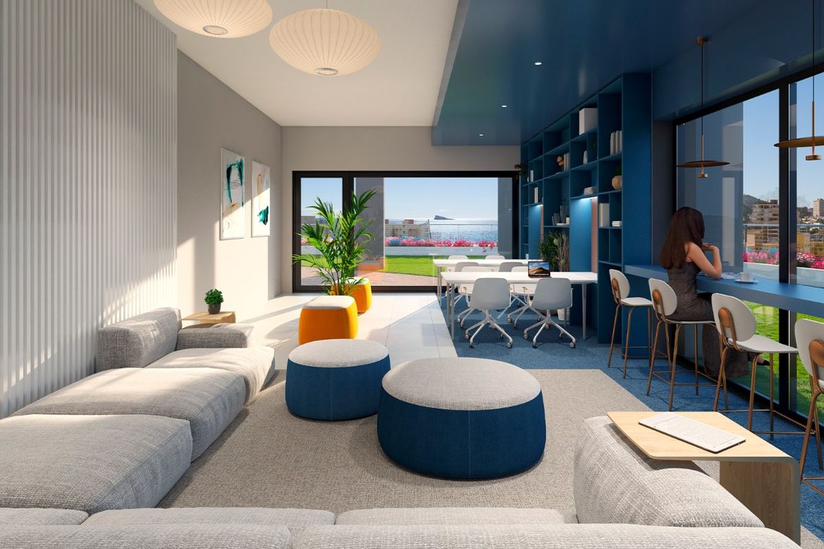 Heldere en moderne woonkamer met werkruimte en uitzicht op zee in een 4-slaapkamer appartement in Benidorm.