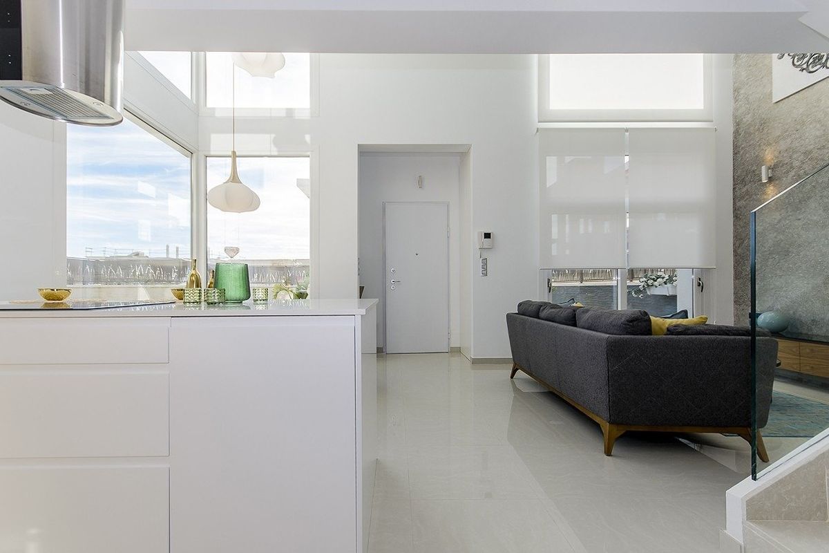 Moderne keuken en woonkamer met veel licht in een 3-slaapkamer villa in Los Montesinos, Costa Blanca.