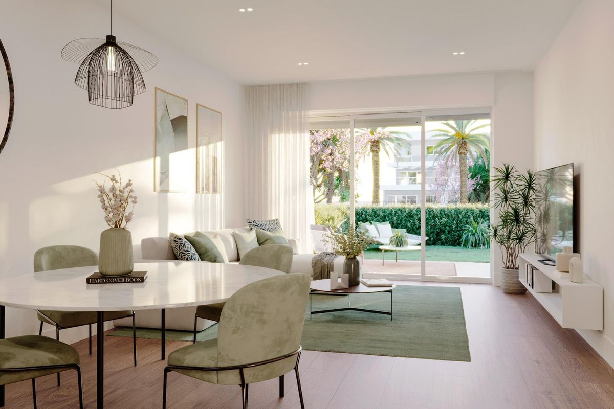 Heldere woonruimte met groene accenten en uitzicht op de tuin in het appartement in Monforte del Cid.