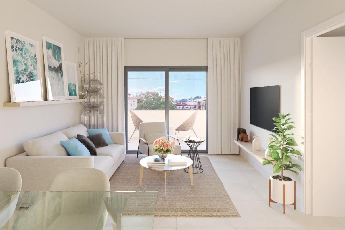 Heldere woonruimte in het 3-slaapkamer penthouse met een gezellige bank en uitzicht op de skyline van Fuengirola.
