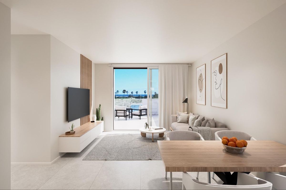 Uitnodigende woonkamer met uitzicht en toegang tot de buitenlucht in een modern appartement in Pilar de La Horadada.