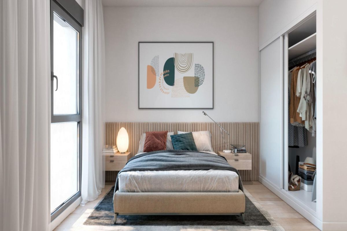 Gezellige slaapkamer met eigentijds design en veel natuurlijk licht in een penthouse in Torrevieja.