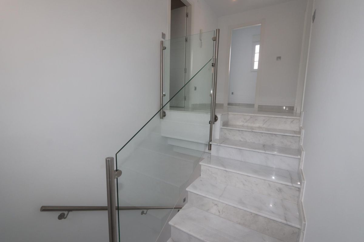 Stijlvolle trap naar de bovenste niveaus in de 4-slaapkamer villa in Pinoso, Spanje.